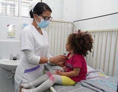 Niña venezolana, de tres años, fue intervenida por hernia umbilical y su recuperación es satisfactoria