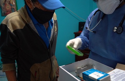 Secretaría de Salud entrega 10.000 kits a personas con COVID-19